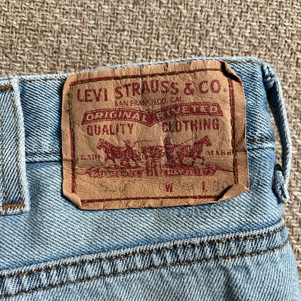 Men’s Distressed Levi 550 Relaxed Fit Jeans